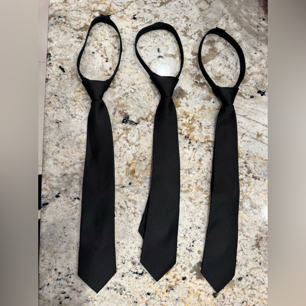 Nautica Classic Black Necktie- Kids;
Looks like new, only used once.